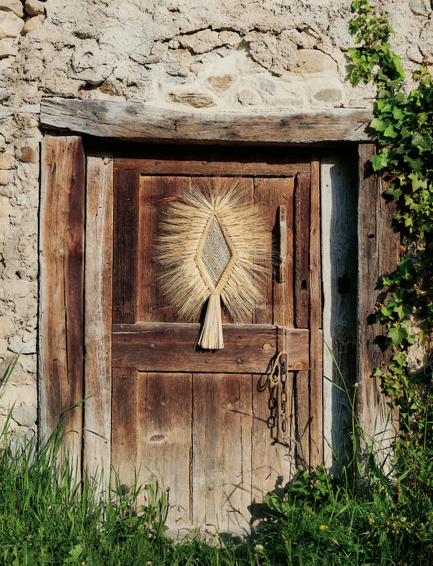 Objet tissé exposé sur une porte en bois