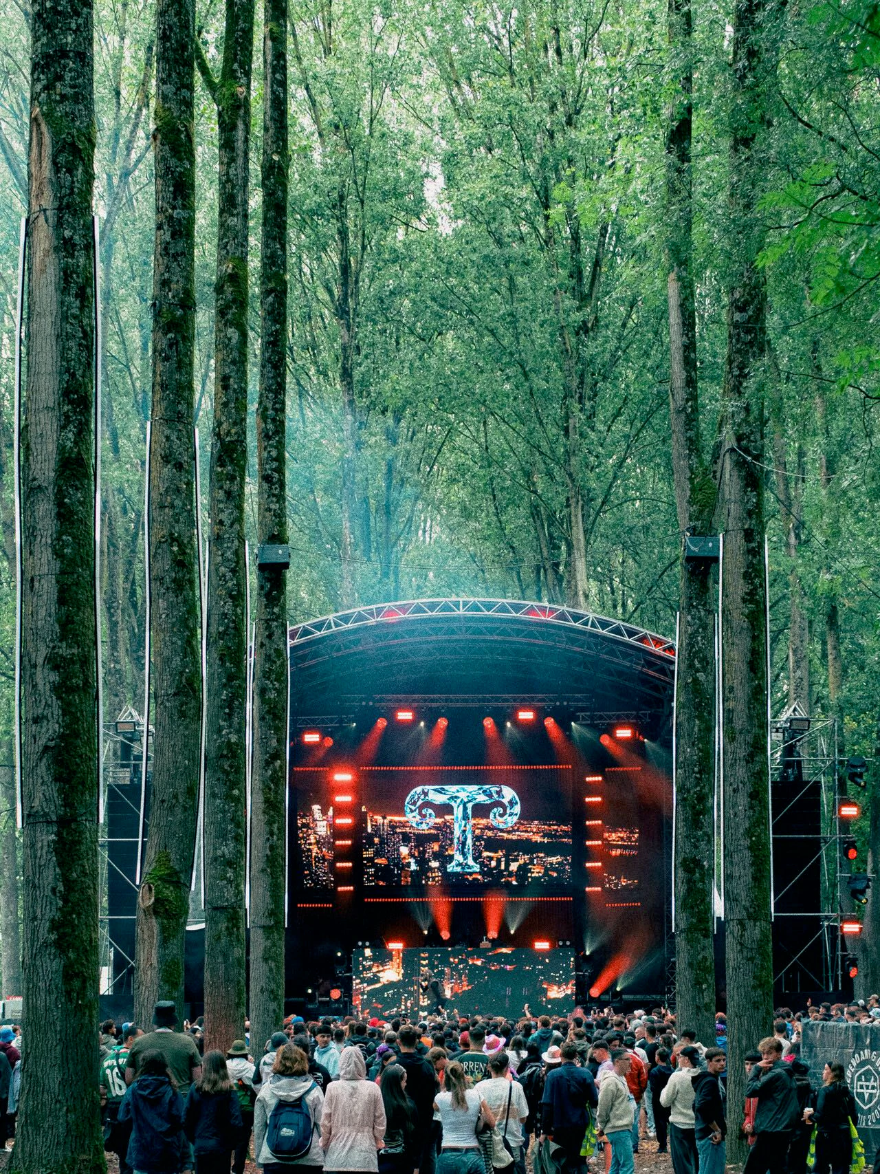 Entourée d'arbres illuminés, la scène du GreenFloor fait danser les festivaliers jusqu'à tard dans la nuit.
