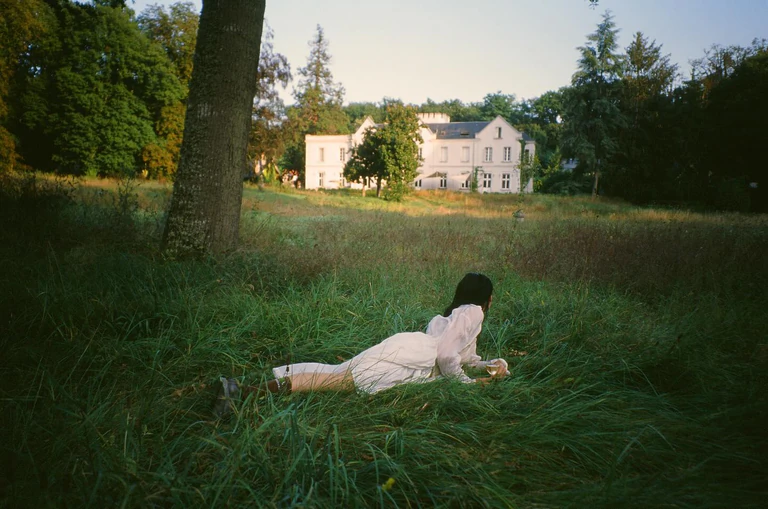 Femme allongée dans l'herbe au Chateau de la haute borde