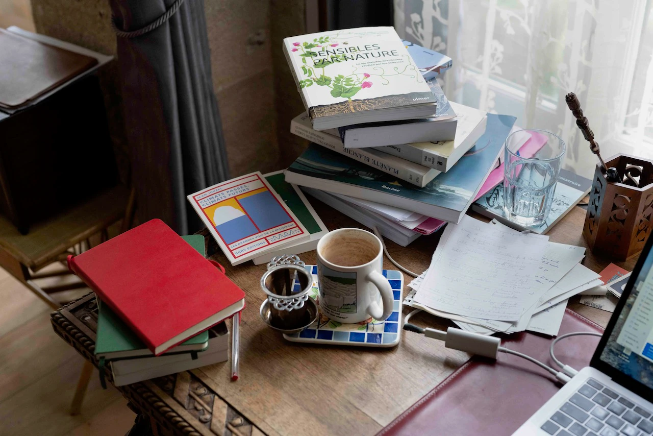 Tas de livres posés sur un bureau 