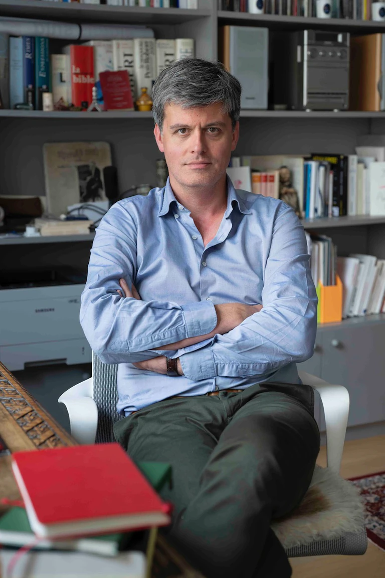 Portrait de Gaspard Koenig dans son bureau 