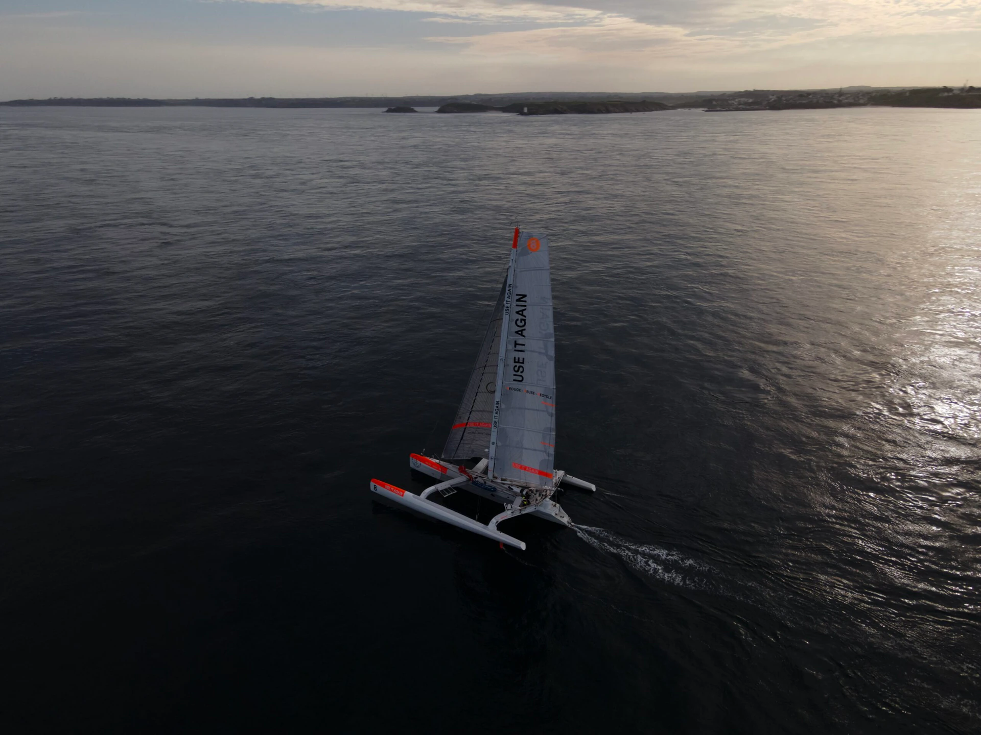 Vue aérienne d'un trimaran