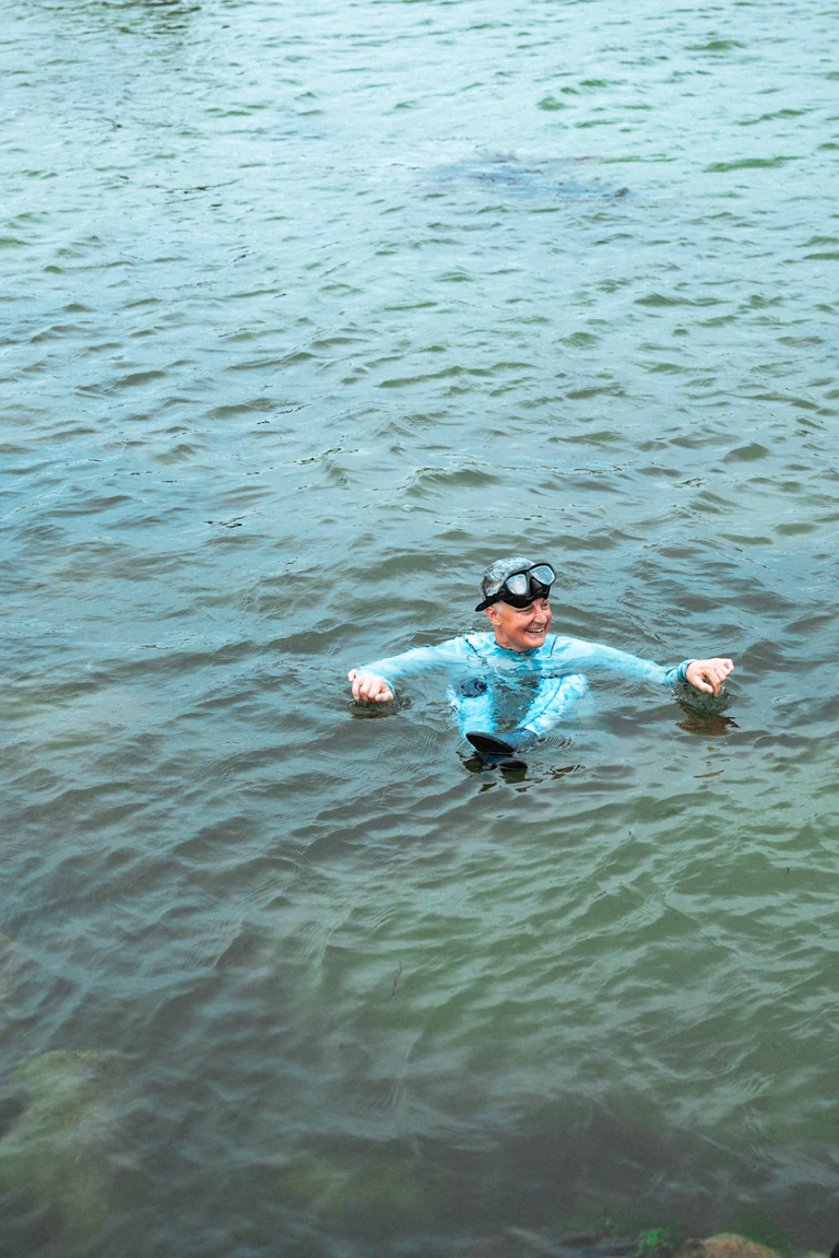 Femme en combinaison dans l'eau