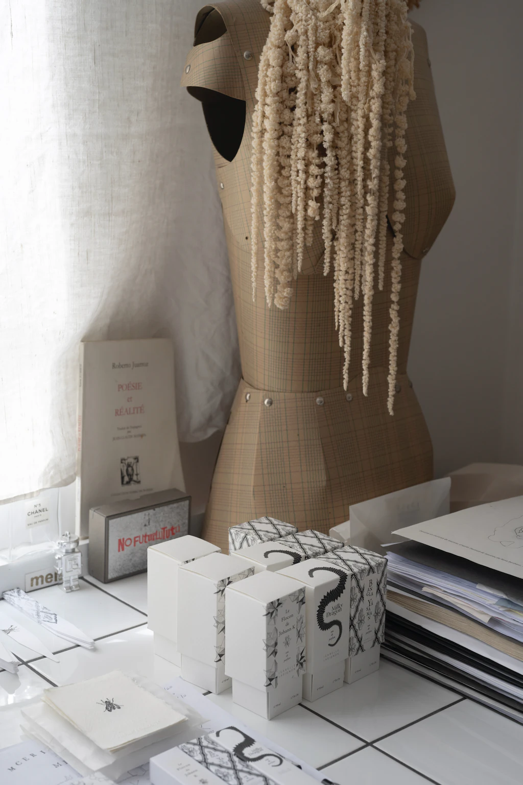 Boites de parfum et papiers sur une table