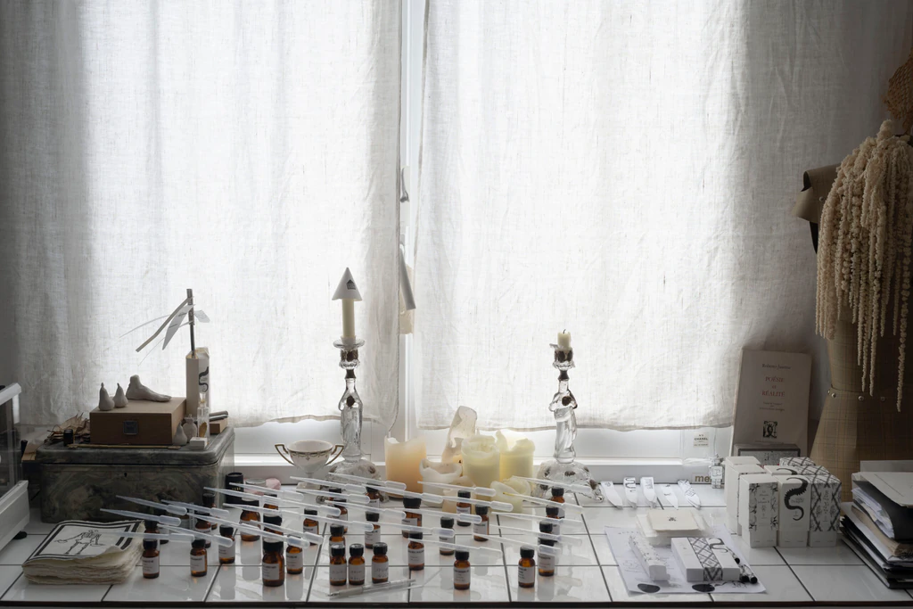 Échantillons de parfums sur une table