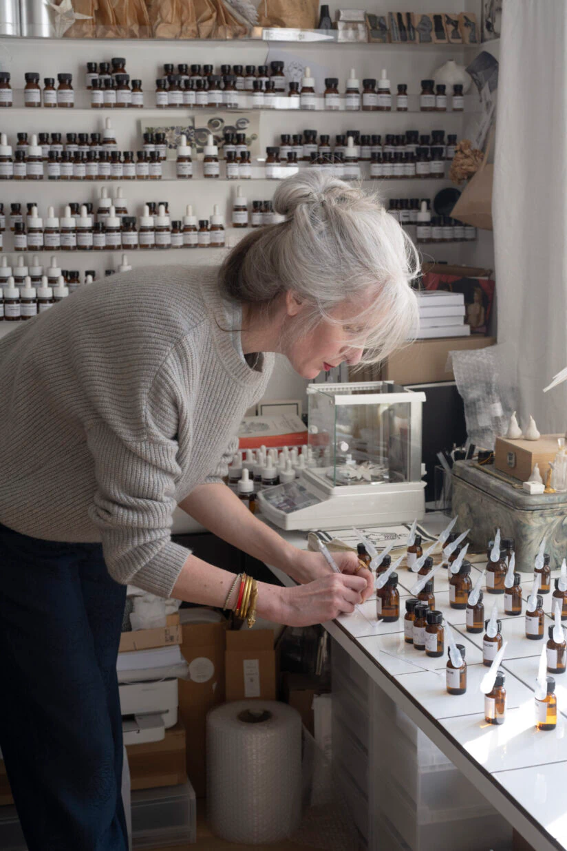 Portrait d'une femme qui crée des parfums