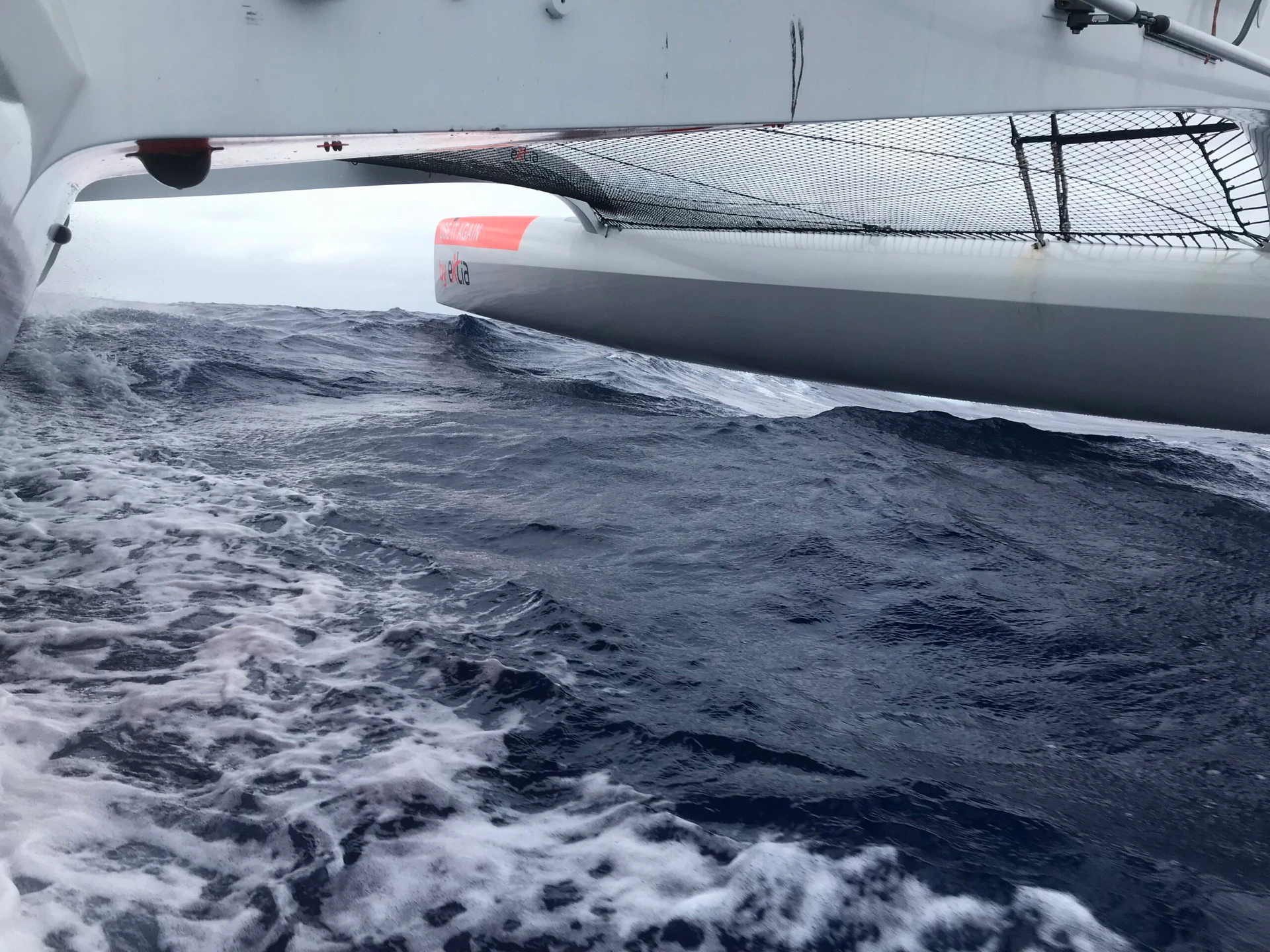 Vue depuis l'océan du trimaran