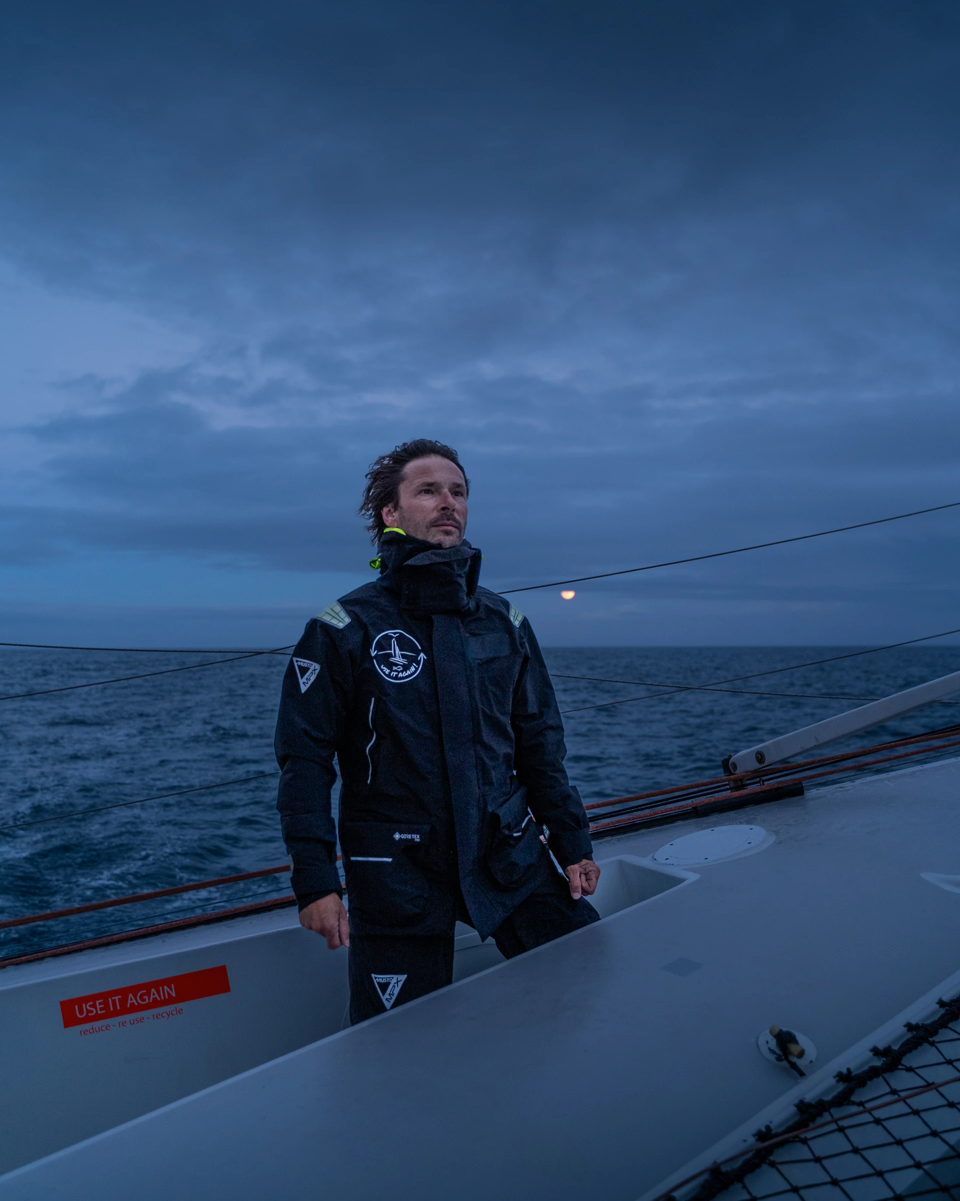 Homme navigateur sur son trimaran
