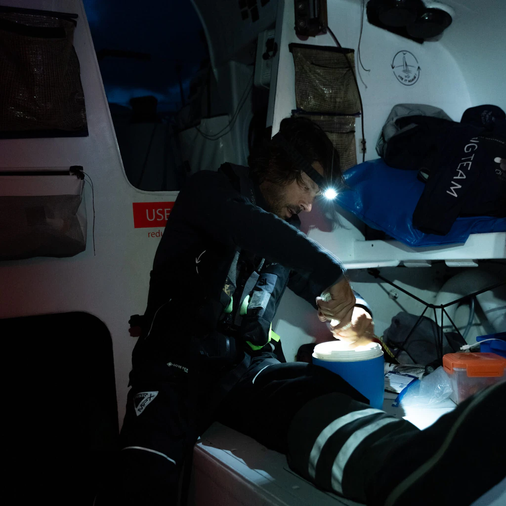 Homme dans un trimaran qui se prépare à manger