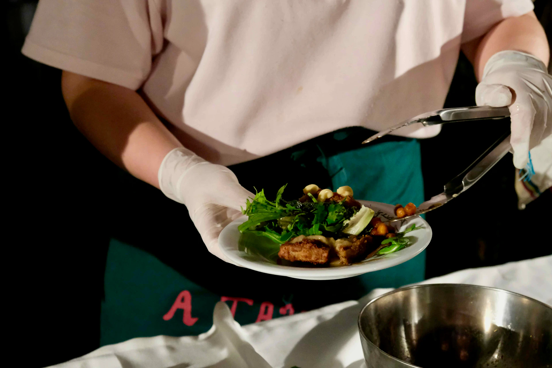 une assiette avec du poulet pané 