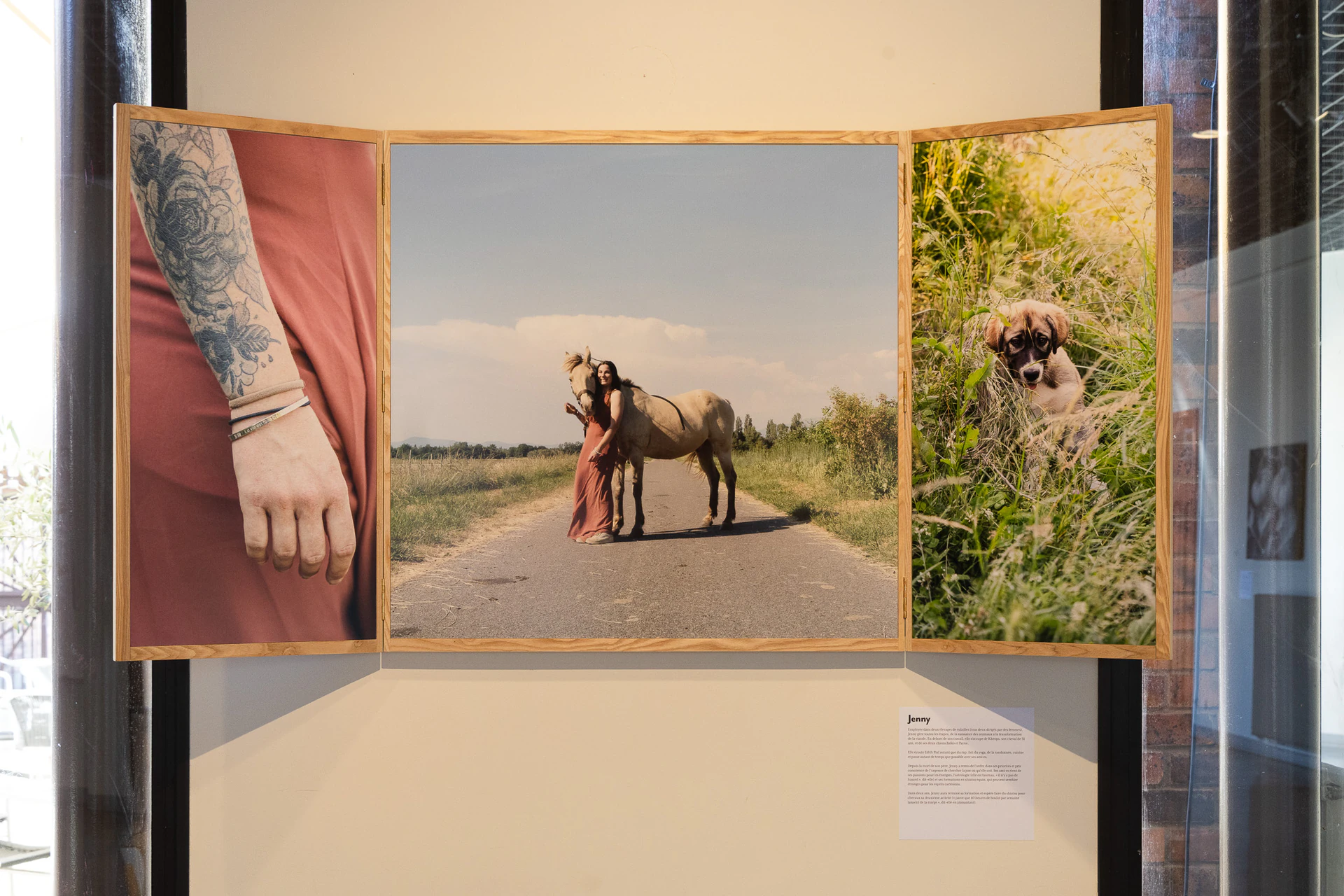 Jeune femme ouvrière photographiée avec son cheval par Sandra Reinflet.
