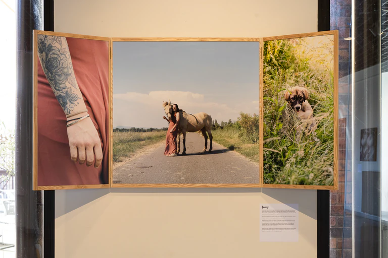 Jeune femme ouvrière photographiée avec son cheval par Sandra Reinflet.