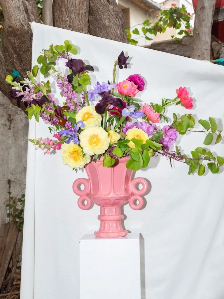 Bouquet de fleur sur un pilier
