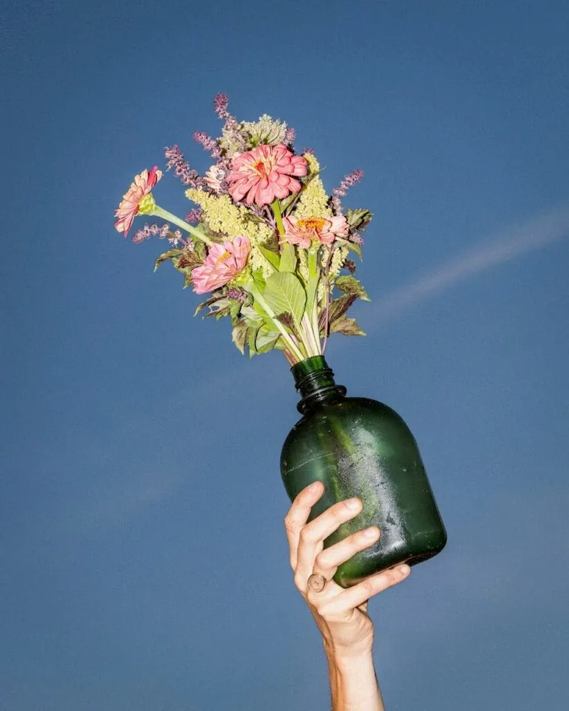 Bouquet de fleur  dans un vase en verre vert transparent