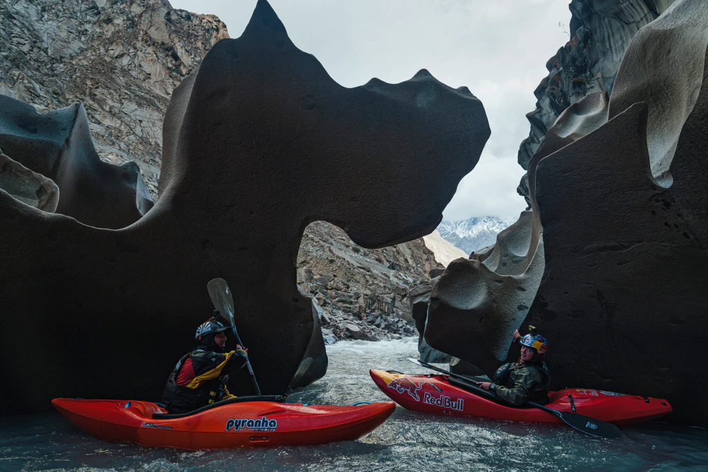 Deux kayakistes côte côte sur l'eau