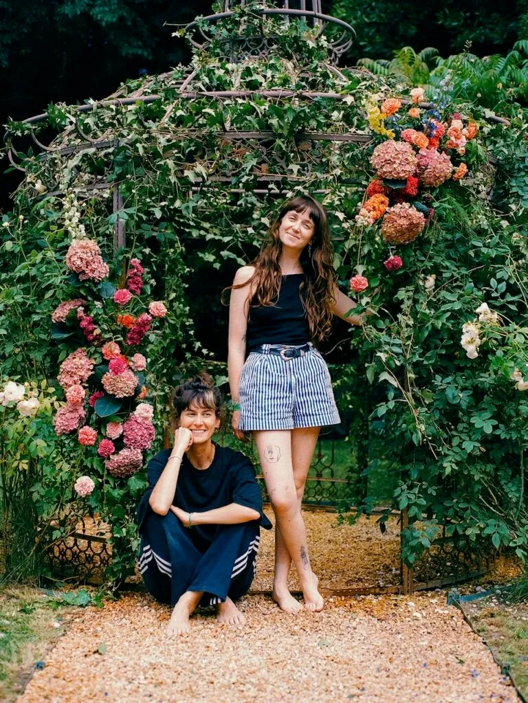 Capucine Lebeau et Harmony Touguet posent dans un jardin