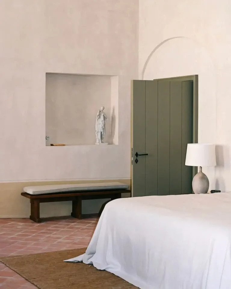 Chambre de l'Hôtel du Couvent avec une porte en bois verte et un sol en tomettes