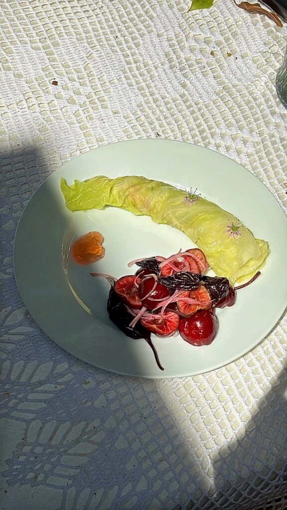 Assiette avec un chou pointu farci