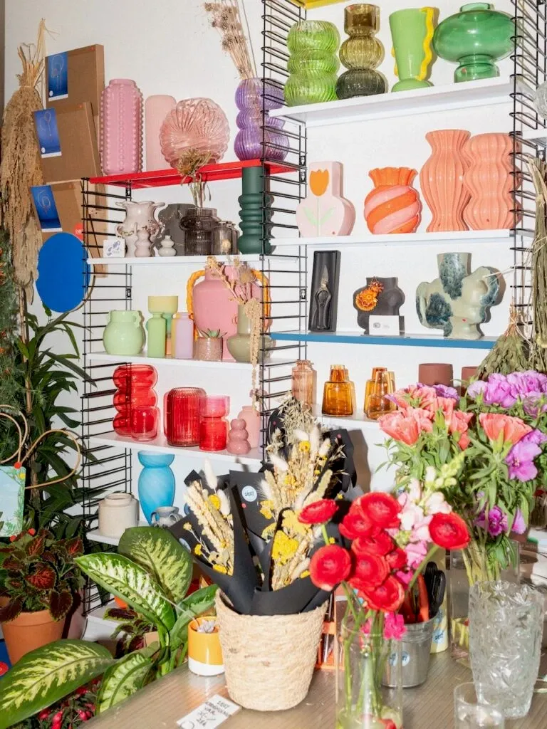 Compositions florales sur une table