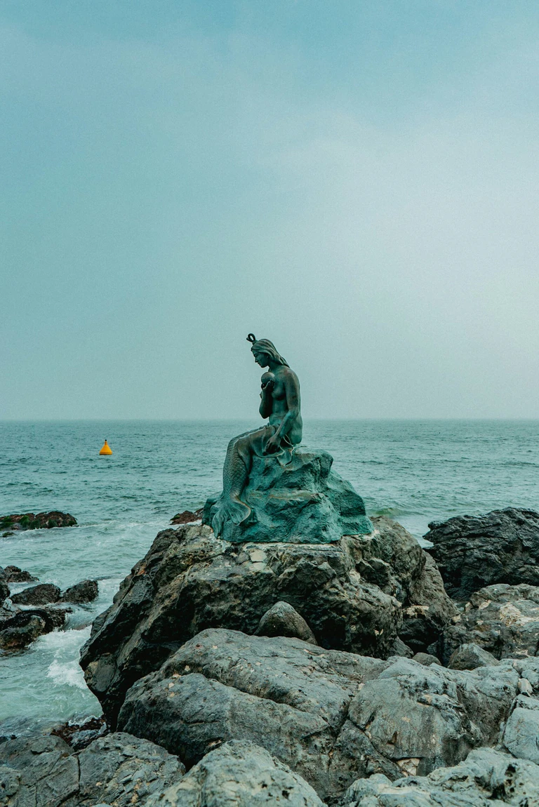 Statue de sirène sur son rocher.