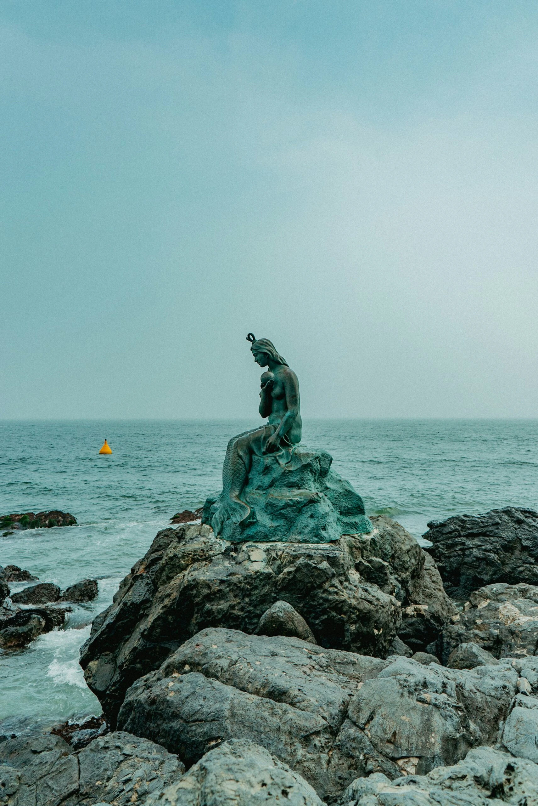 Statue de sirène sur son rocher.