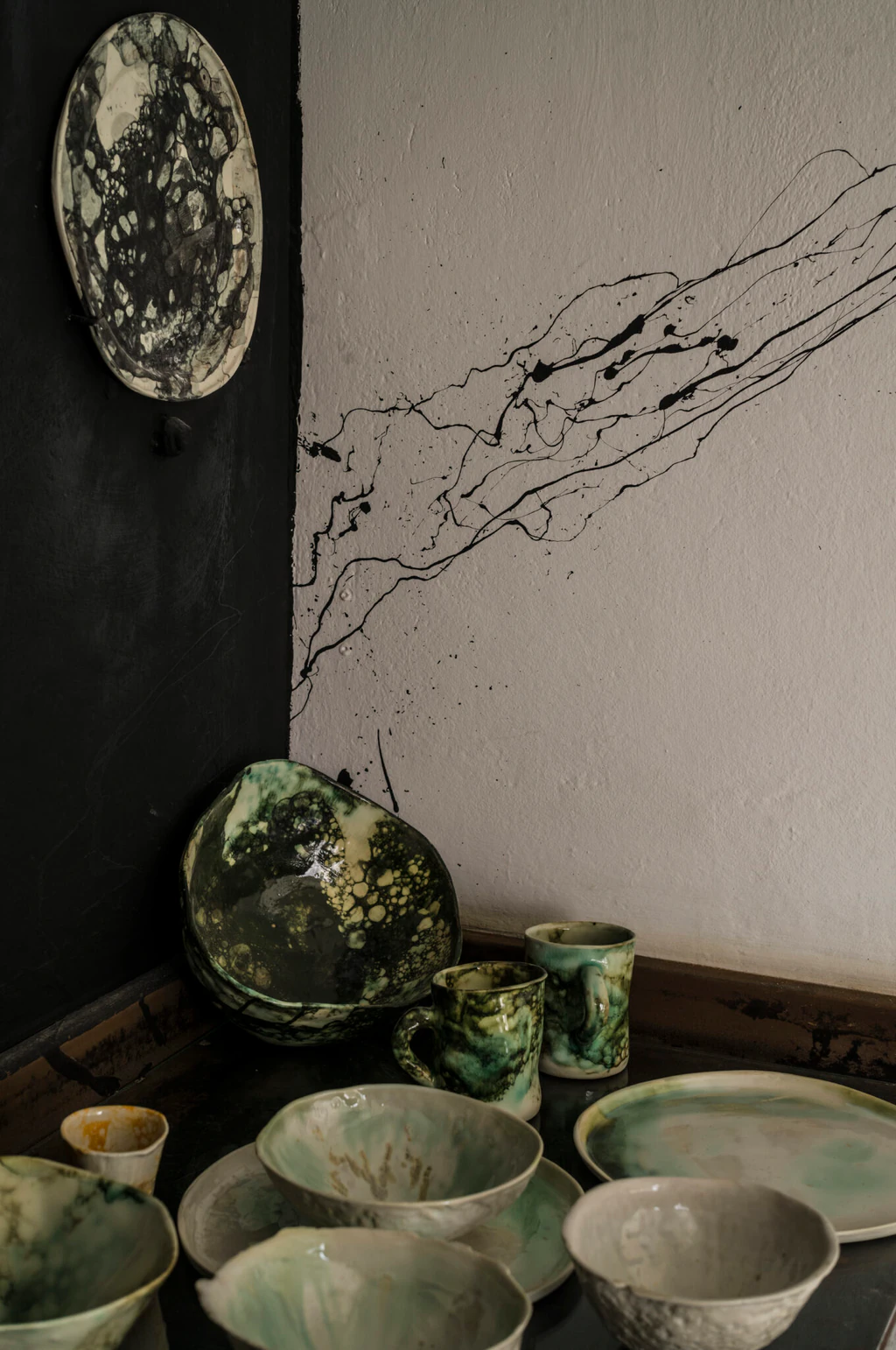 Oeuvres en poterie posées sur une table