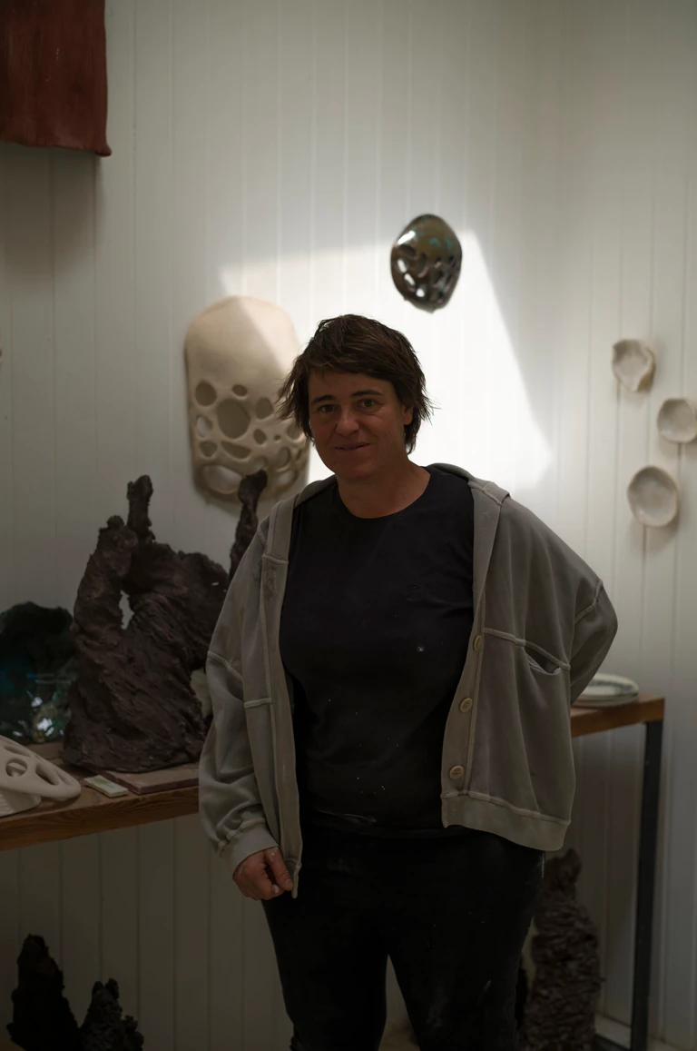 Femme devant des poteries