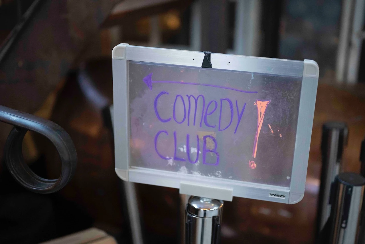 Panneau indiquant l'accès à la salle de comedy club