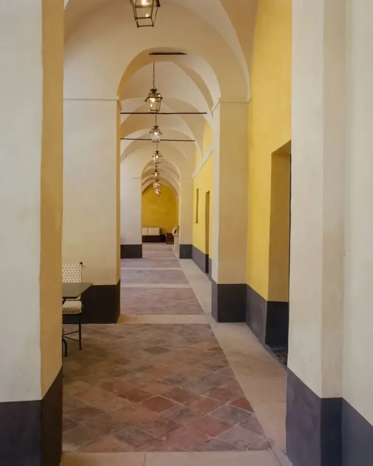 Hall de l'Hôtel du Couvent avec des arches peints en jaune