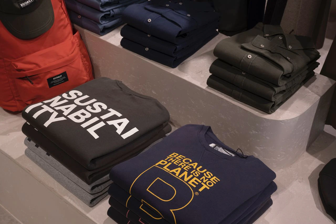 Stand de vêtements dans un magasin