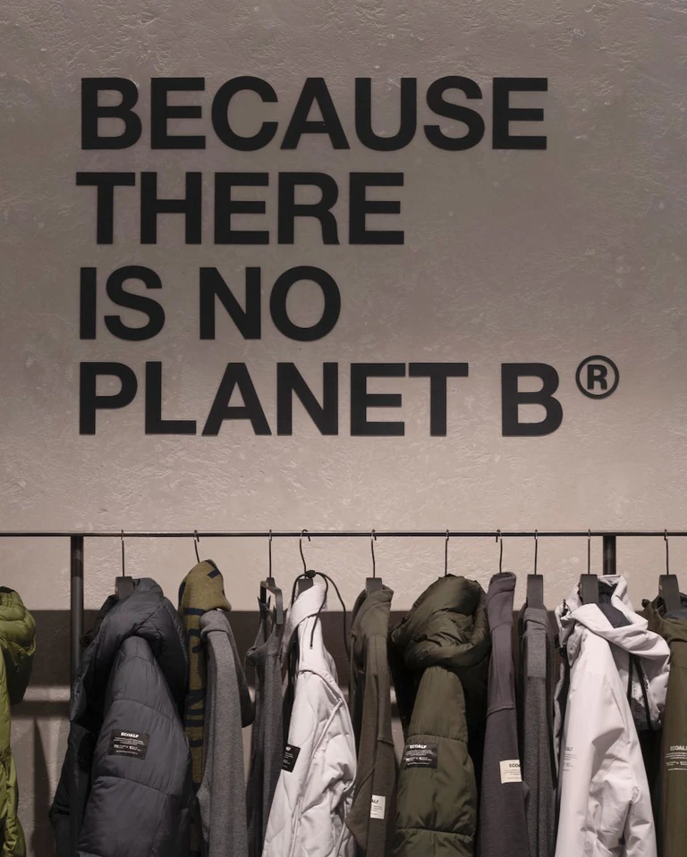 Slogan dans un magasin de vêtements "BECAUSE THERE IS NO PLANET B"