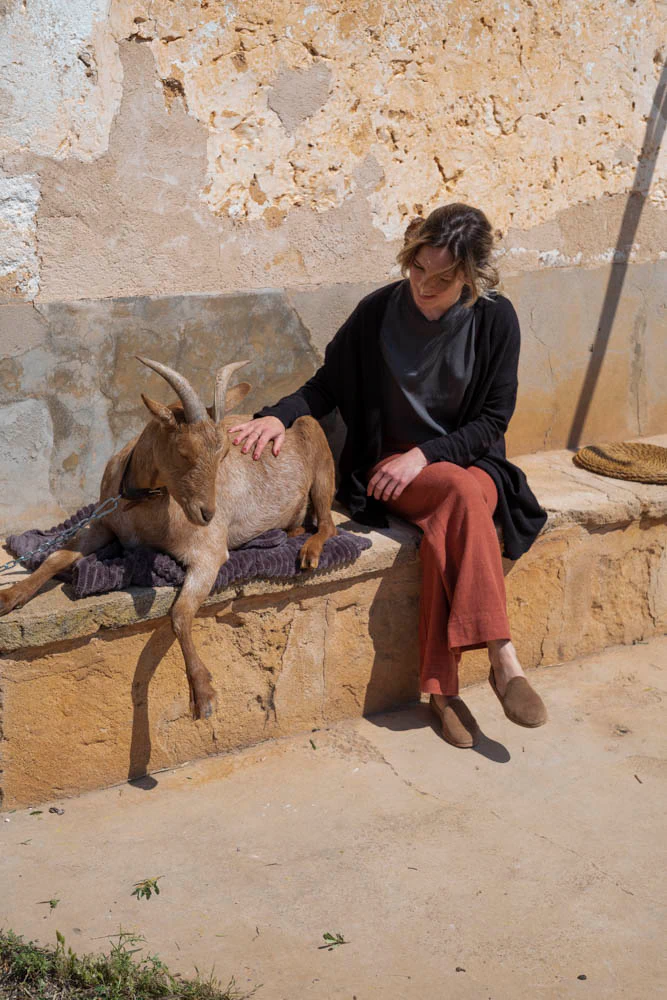 Adriana Meunié avec un mouton dont elle tisse la laine