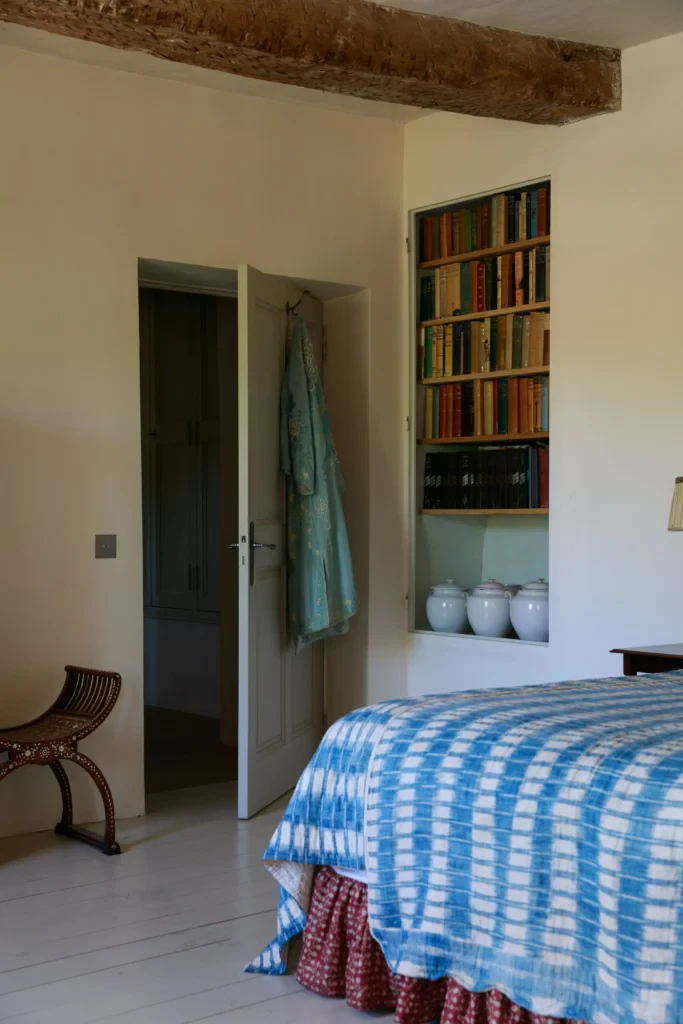 Chambre à coucher avec un lit recouvert d'une parure vichy bleue.