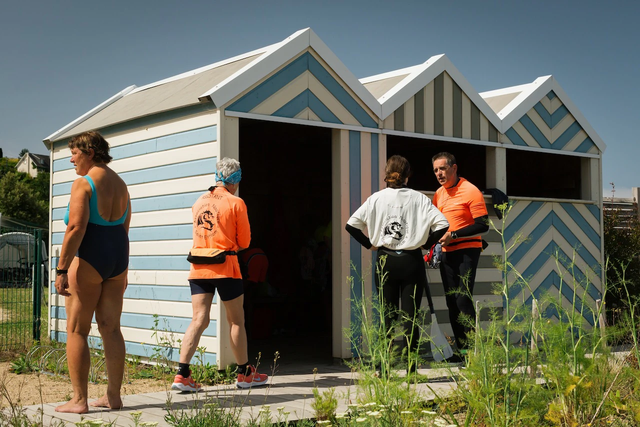 Cabanons en bois, rayé bleu et blanc typique du littoral du Nord pris en gros plan