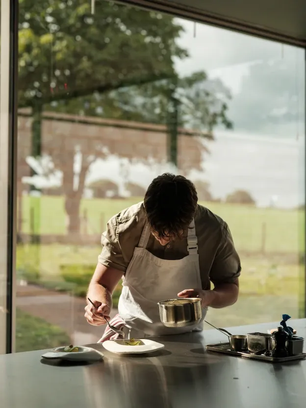 Le chef du restaurant Osip dresse une assiette avec minutie