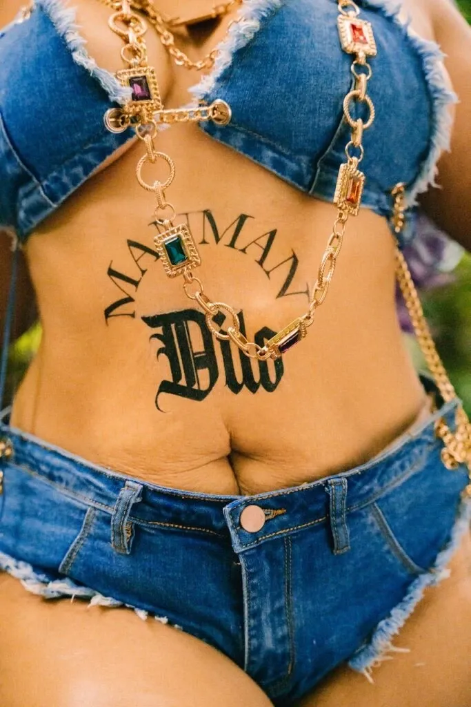 Ventre d'une femme avec un tatouage Manman Dilo