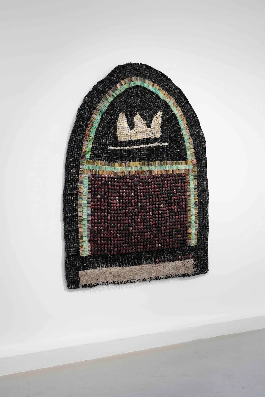 Tapisserie murale en forme d'arche, faite de perles et de touches de clavier noires, ornée d'une couronne blanche brodée