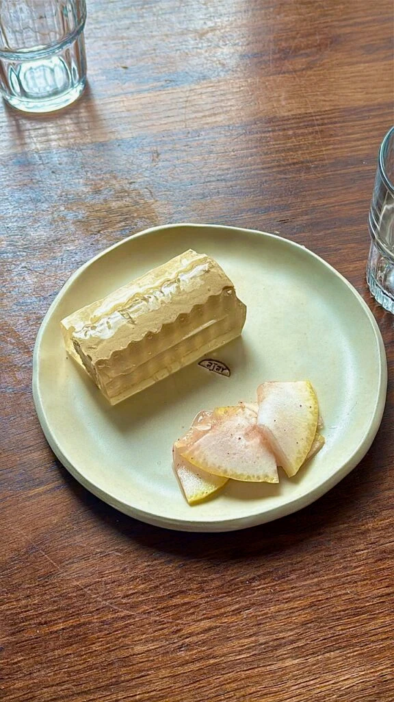 Assiette de mousse de foie avec gelée de dashi et coquilles Saint Jacques