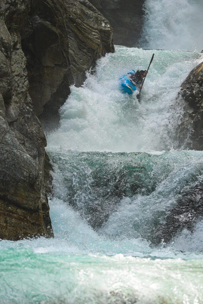 Kayakiste dans une cascade