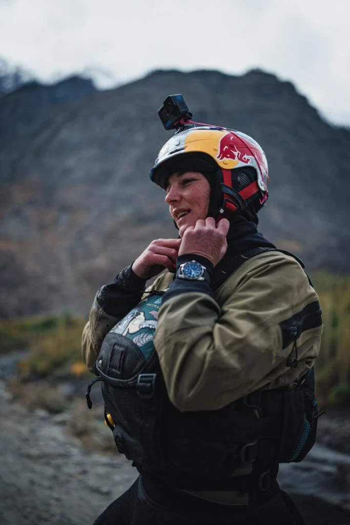 Nouria Newman, kayakiste, ajuste son casque avant de se mettre à l'eau
