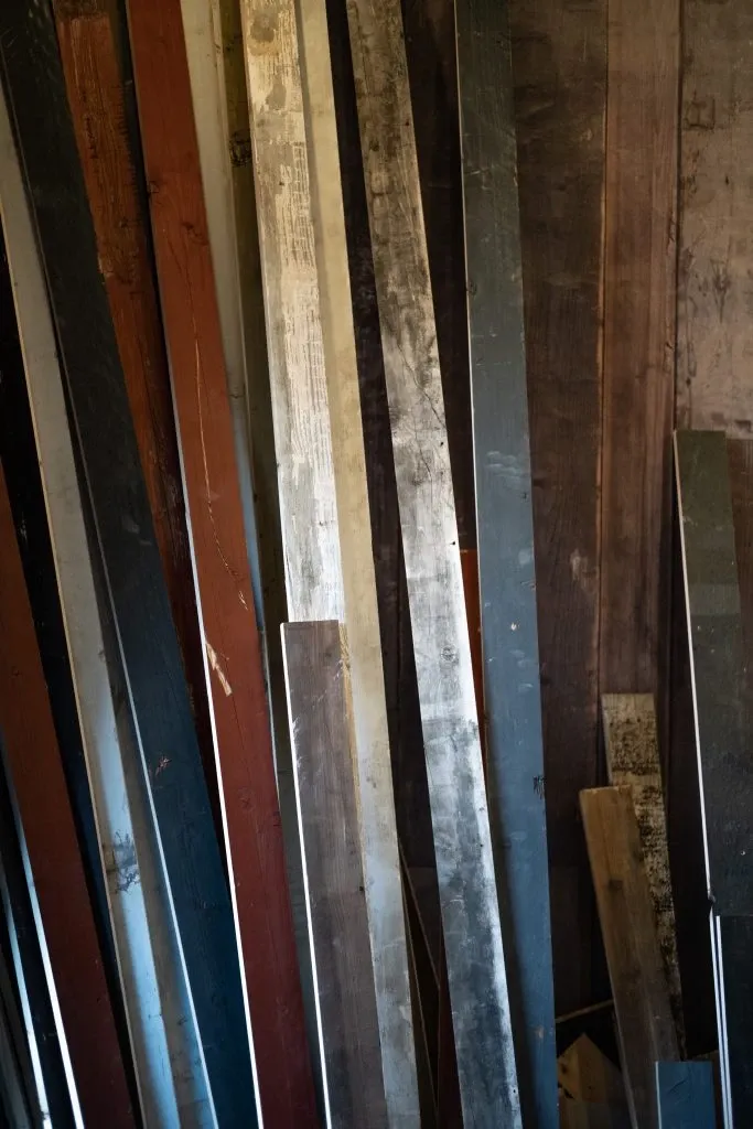 Chutes de bois de différentes couleur dans l'atelier du designer Piet Hein Eek