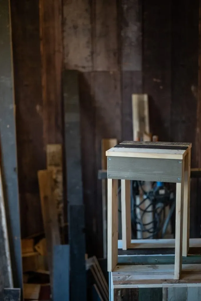 Petite table en bois recyclé en cours de fabrication dans l'atelier de Piet Hein Eek
