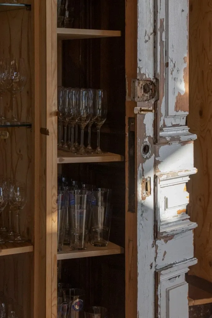 Étagère en bois recyclé avec des verres à pied par le designer Piet Hein Eek