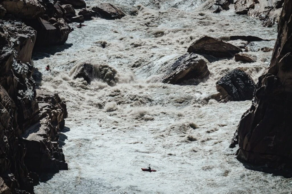 Kayakistes descendant des rapides entre les rochers