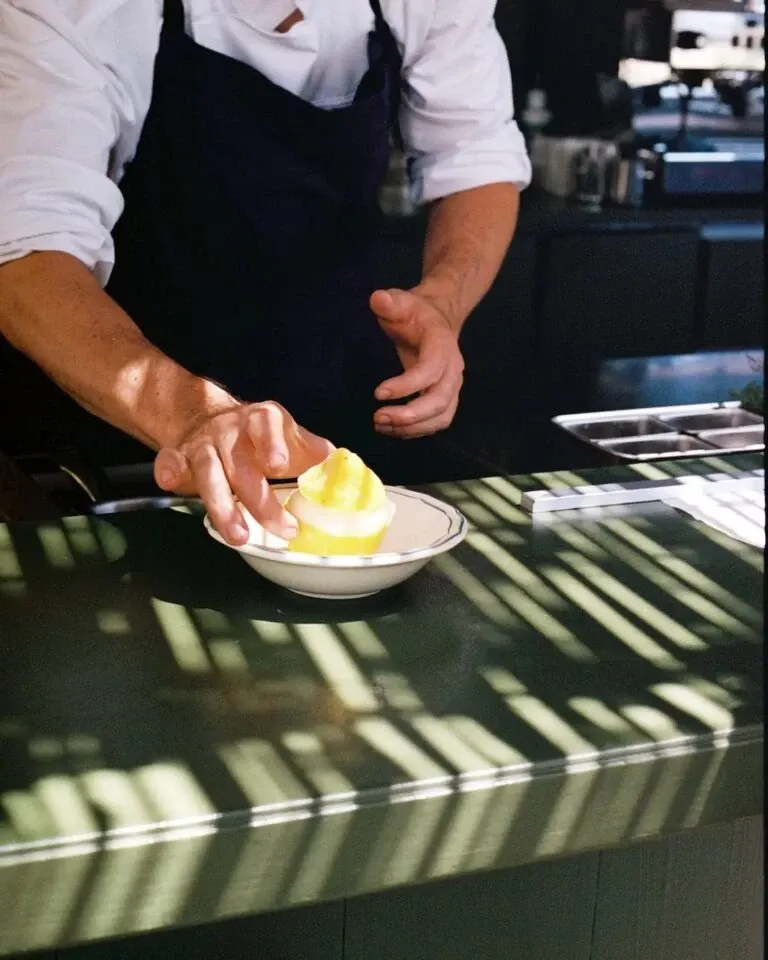 Préparation d'un plat dans la cuisine de l'Hôtel du Couvent
