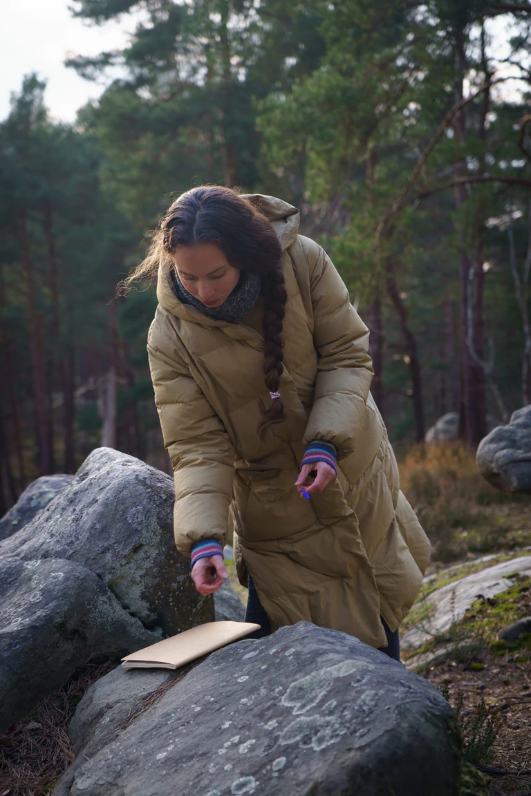 Portrait de Sasha Bogdanoff en manteau au coeur de la forêt