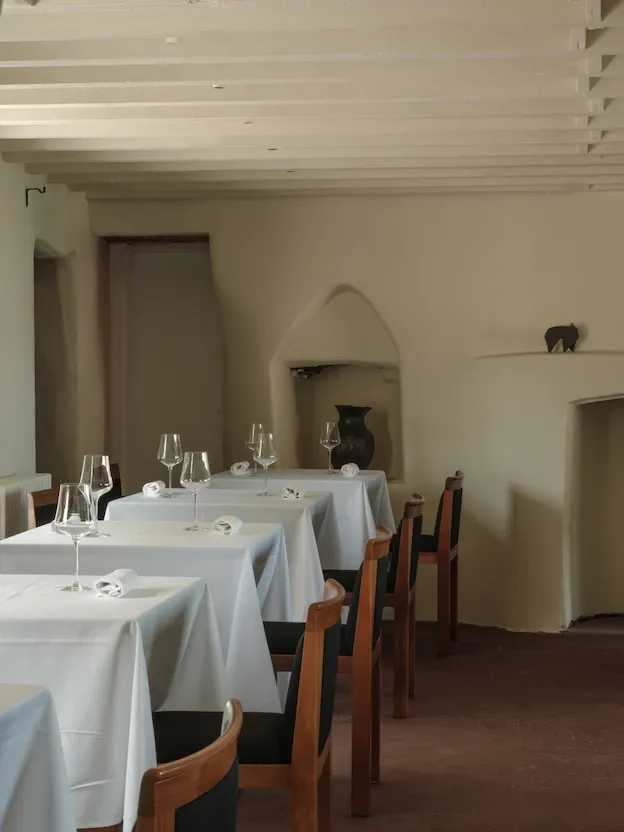 La salle du restaurant Osip avec les tables dressées