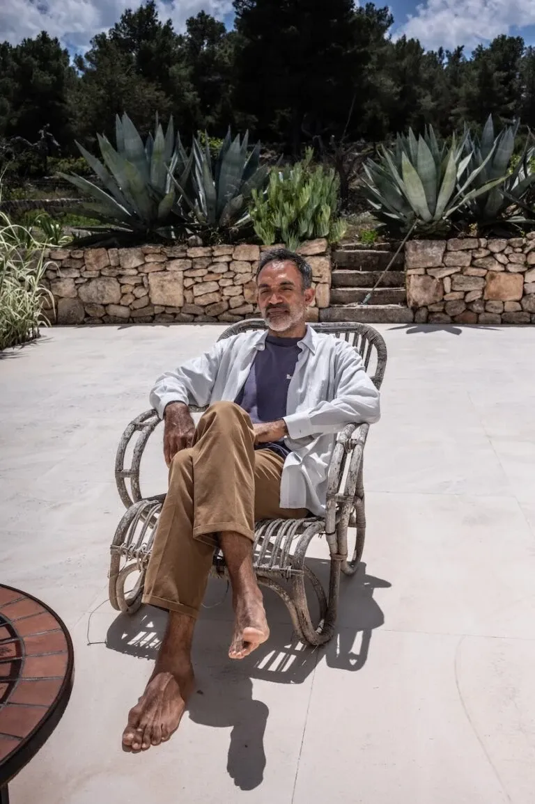 Valéry grégo assis dans une chaise sur la terrasse de l'Hôtel du Couvent
