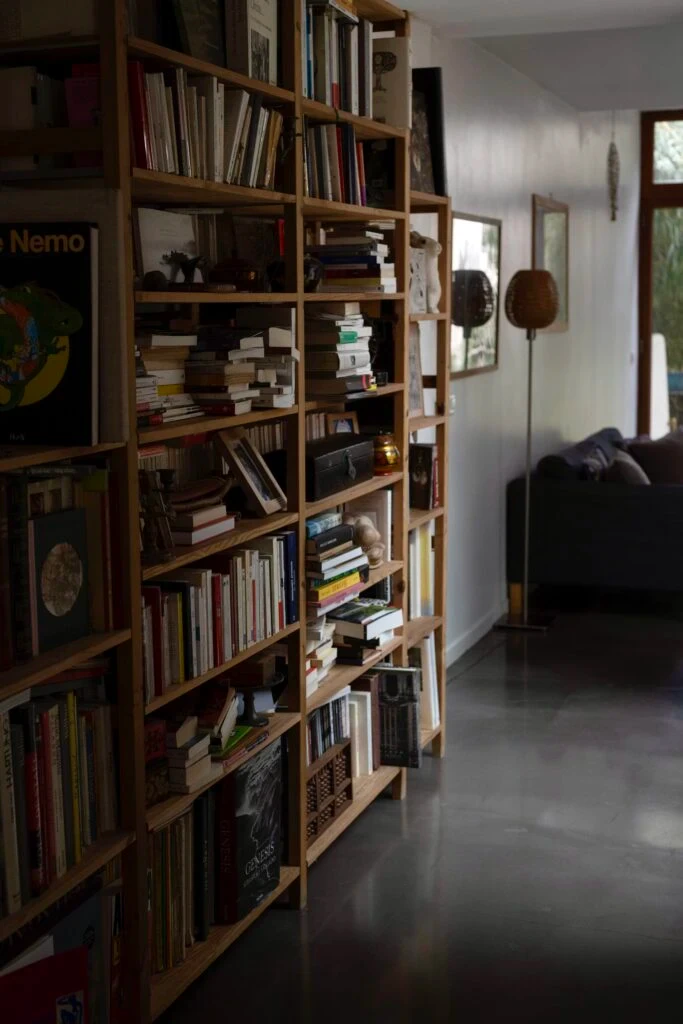 Bibliothèque en bois remplie de livres