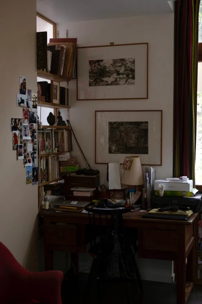 Bureau dans un appartement avec livres disposés dessus